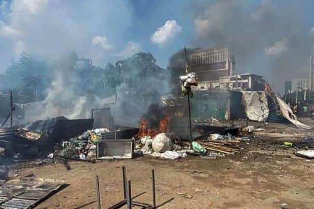 Liekit ja savu nousevat kaupoista ja muista tilapäisistä rakennuksista, jotka pahantekijät sytyttivät tuleen uudessa yhteisöllisen väkivallan tapauksessa Gurugramissa.  Väkivalta puhkesi Haryanan Nuhin kaupunginosassa maanantaina sen jälkeen, kun joukko nuoria miehiä pysäytti VHP:n 