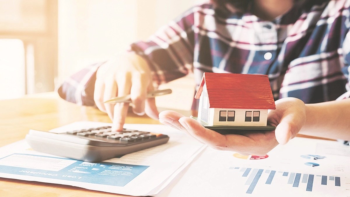 home loan repayment vs mutual fund investment: Invest in mutual funds or prepay your home loan?