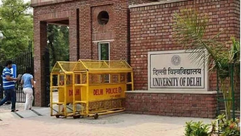 Delhi HC tukee Delhin yliopiston politiikkaa, joka koskee entisten opiskelijoiden rajoitettuja kokeen uudelleenyrityksiä