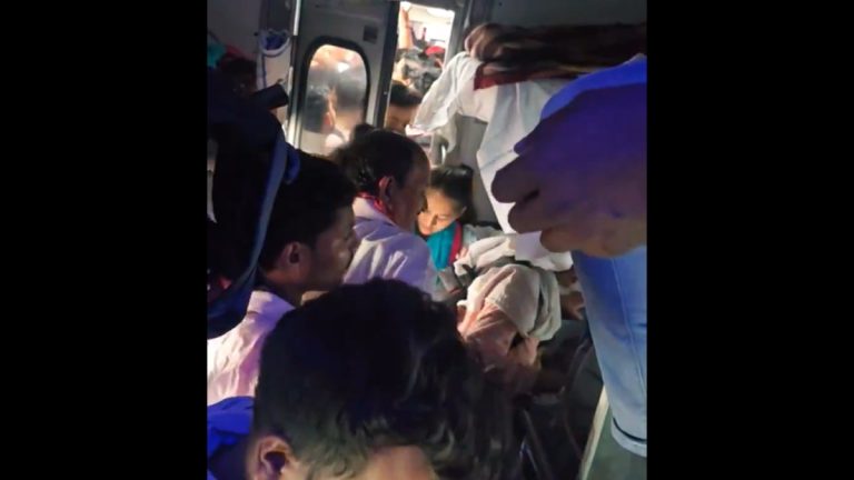 ”He ovat kaikkialla… Piti taistella päästäkseen sisään”: Mies, jolla on vahvistettu kahdeksan istumapaikkaa, näyttää junan AC-vaunua, joka on täynnä matkustajia – Railways News