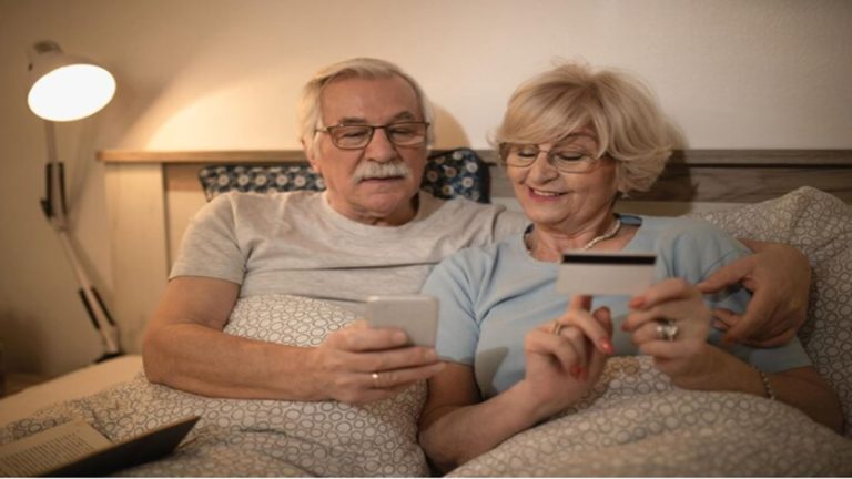 Luottokortti eläkeläisille: Miksi eläkeläisten pitäisi alkaa käyttää luottokortteja