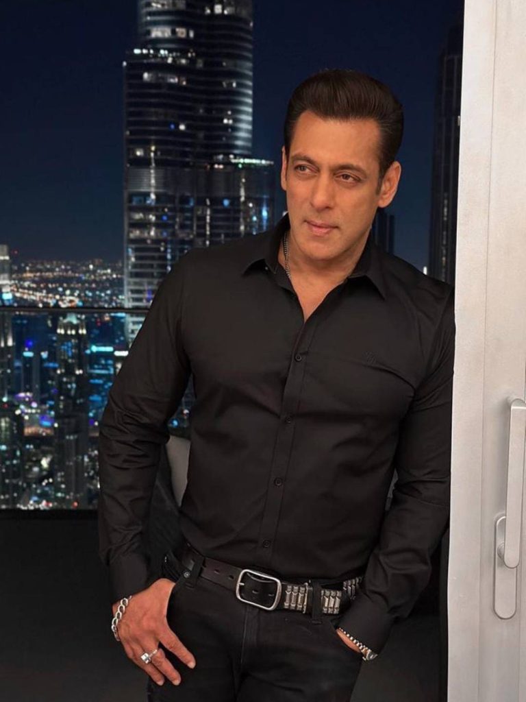 Salman Khan antaa kurkistuksen Sikandar-kuvauksista Mumbaissa, joka julkaistaan ​​Eid 2025